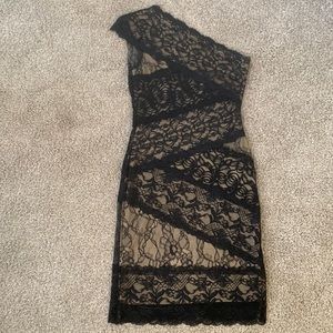 Bebé One shoulder black lace dress